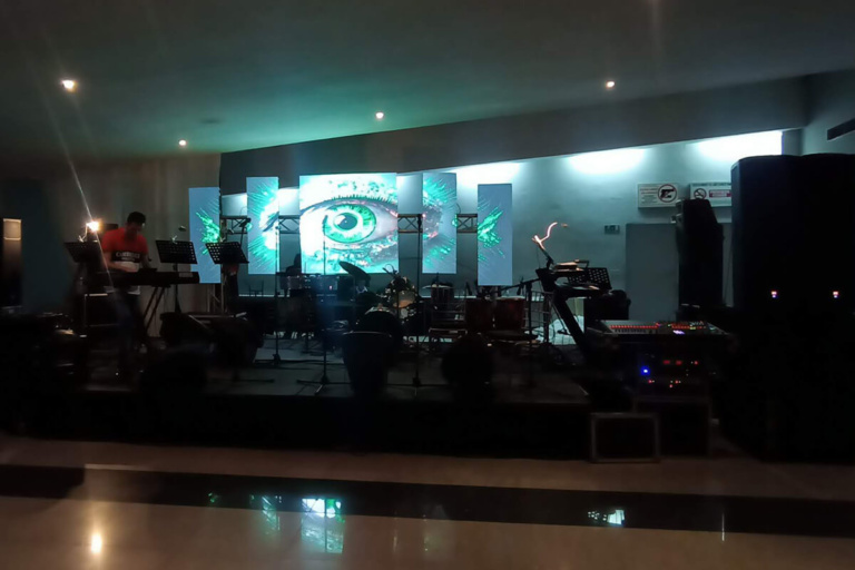 diseño con pantalla led para backing de orquesta