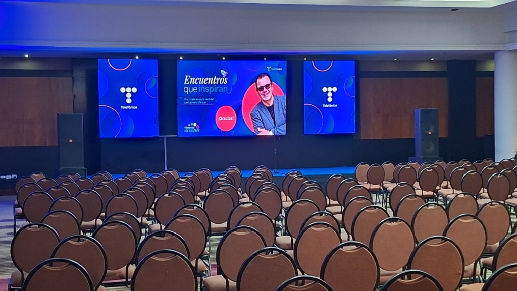 Pantalla led 4x2 + 2 totem led 1x2 Telefónica